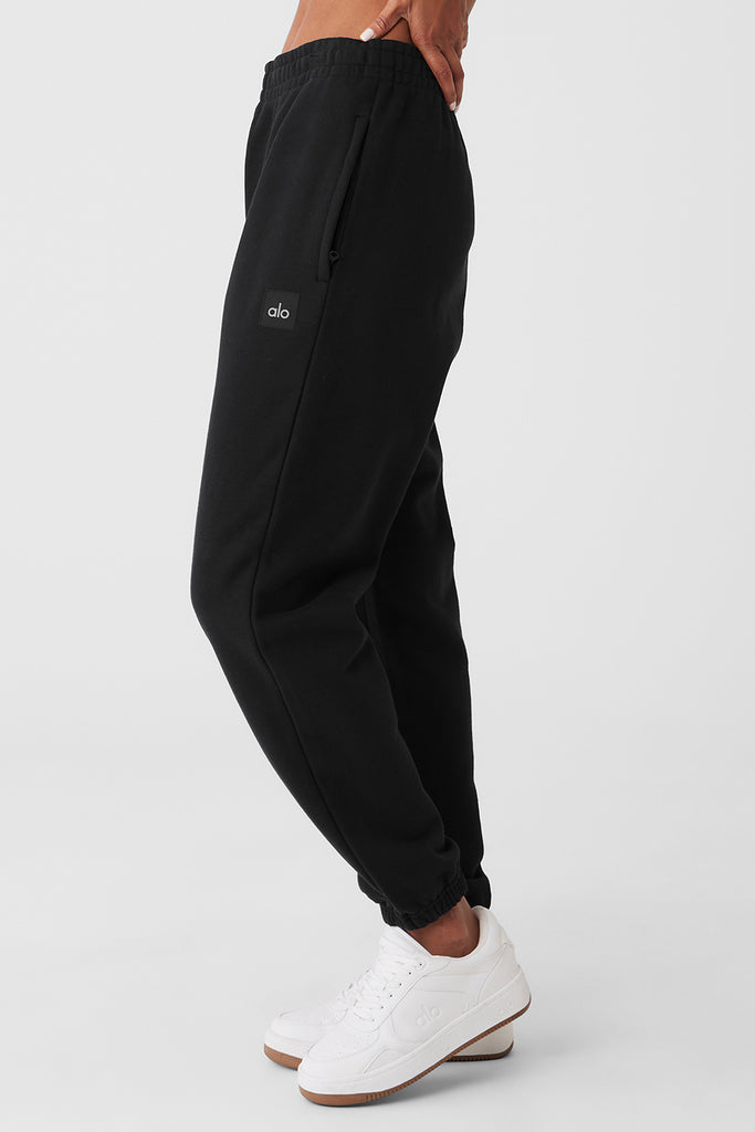 Alo Yoga - Sleeping on our Renown Sweatpants? Big mistake