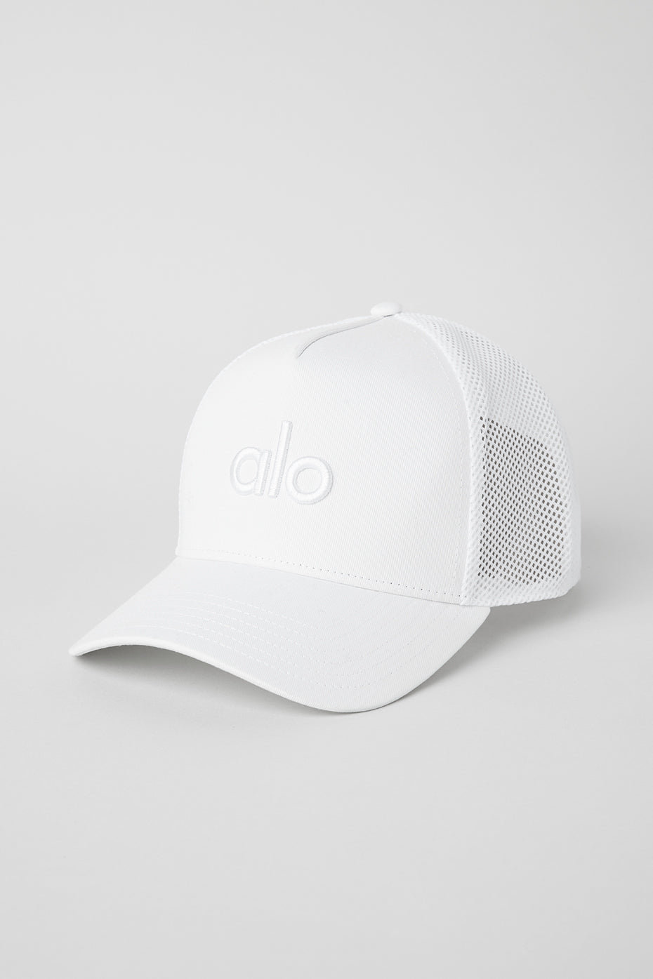 Alo Yoga | District Trucker Hat in White